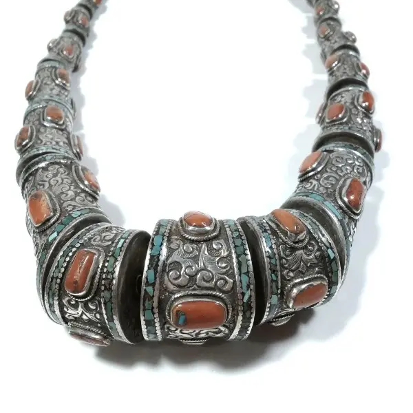 Collana TIBETANA in argento antico con corallo rosso